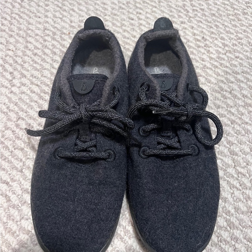 Allbirds sneaker 
Size 8
Excellent condition